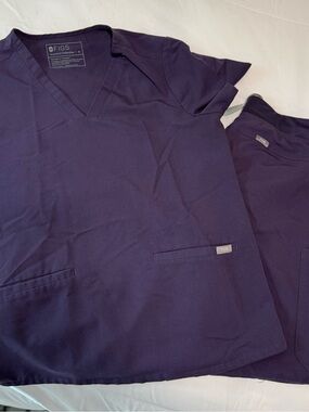 FIGS Women’s Purple scrub set